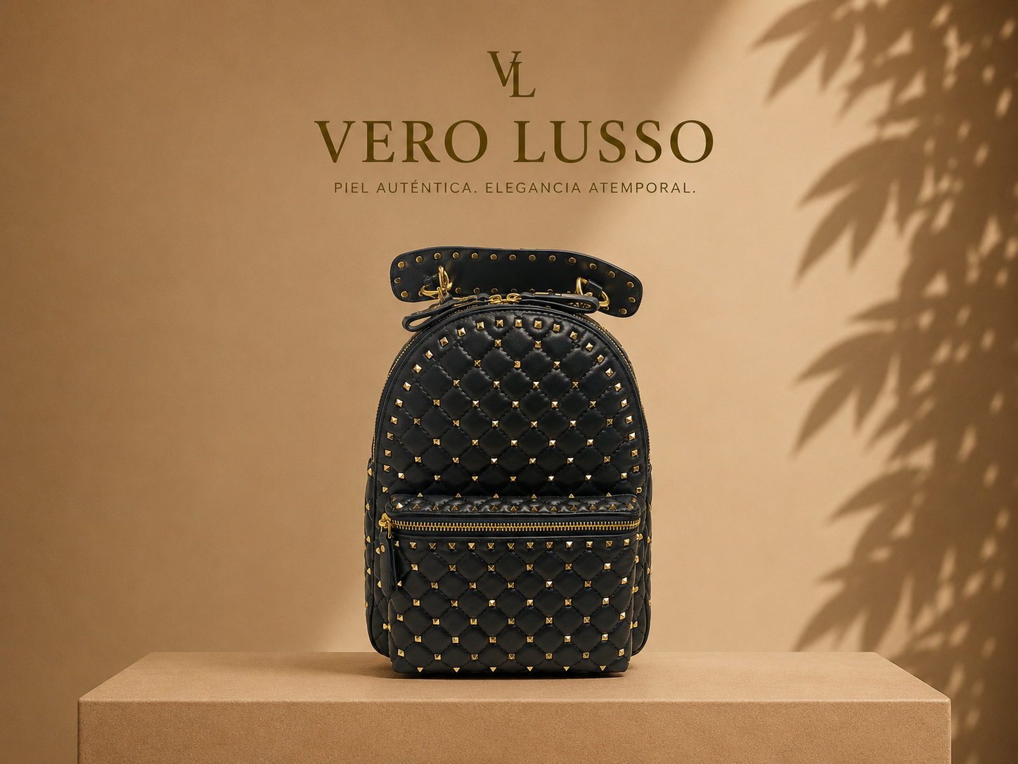 Mochila grande con tachuelas